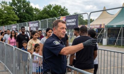 Agent de securite en uniforme guide une foule lors d un evenement