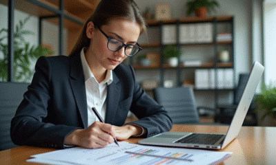 Femme professionnelle analysant un SWOT dans son bureau