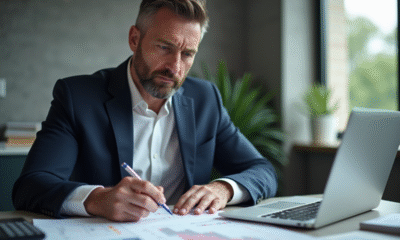 Homme concentré en costume dans un bureau moderne